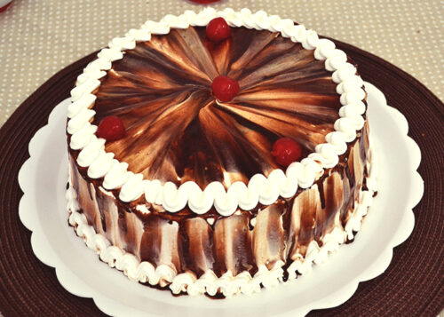 Aprenda a fazer um delicioso Bolo de Bariloche irresistível, com massa fofinha, muito chocolate e sabor de confeitaria. Receita fácil, cremosa e perfeita para festas, aniversários ou para adoçar qualquer ocasião especial.