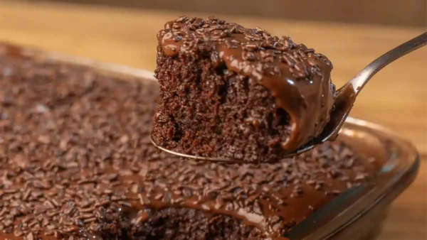 Aprenda a fazer um delicioso Bolo Marrom fofinho e molhadinho com cobertura cremosa de chocolate. Receita simples, econômica e perfeita para o café da tarde ou ocasiões especiais.