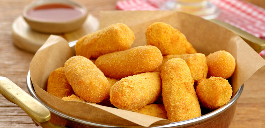 Aprenda a fazer croquetes de milho verde crocantes por fora e cremosos por dentro. Uma receita fácil, prática e cheia de sabor, perfeita para servir como petisco, lanche ou entrada em qualquer ocasião.