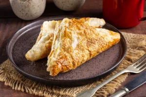 Prepare deliciosos Folhadinhos Rápidos de Queijo com massa folhada crocante e recheio de queijo derretido. Uma receita prática, dourada e irresistível, perfeita para servir como aperitivo, lanche da tarde, festas ou para surpreender a família com muito sabor.