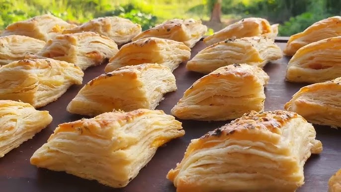 Prepare deliciosos Folhadinhos Rápidos de Queijo com massa folhada crocante e recheio de queijo derretido. Uma receita prática, dourada e irresistível, perfeita para servir como aperitivo, lanche da tarde, festas ou para surpreender a família com muito sabor.