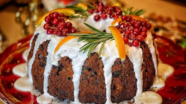 Aprenda a fazer um delicioso Bolo de Natal tradicional, fofinho e aromático. Uma receita fácil, perfeita para celebrar as festas de fim de ano com muito sabor e carinho.