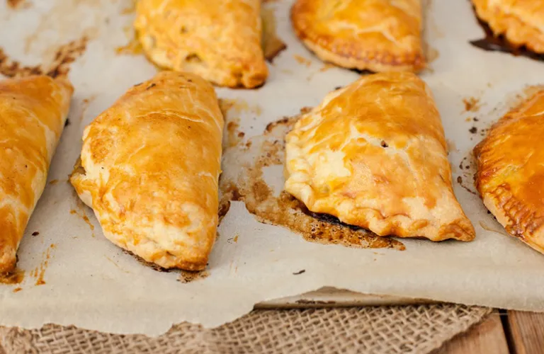 Pastel Russo, receita de pastel russo, pastel recheado, pastel crocante, salgado caseiro, massa de pastel, receita fácil, lanche caseiro, salgado para festa, aperitivo, petisco, comida de boteco, pastel para vender, receitas de salgados, culinária internacional, pastel frito, lanche da tarde, receita prática, salgado irresistível, Receitas da Lalá