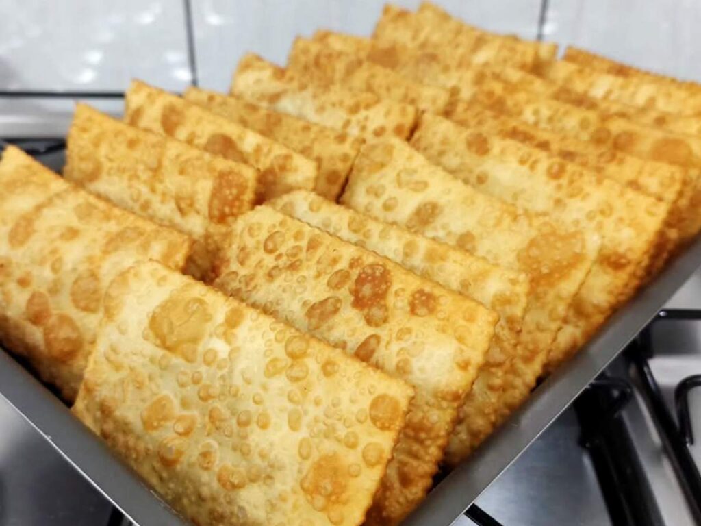 Prepare Pastéizinhos Dourados crocantes, sequinhos e muito saborosos com uma receita prática e fácil. Perfeitos para festas, lanches, reuniões em família ou para vender.
