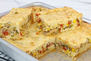 Aprenda a preparar uma deliciosa Torta de Peixe com massa macia e recheio cremoso, temperado na medida certa. Uma receita fácil, saborosa e perfeita para o almoço, jantar ou para aproveitar sobras de peixe com muito sabor e praticidade.