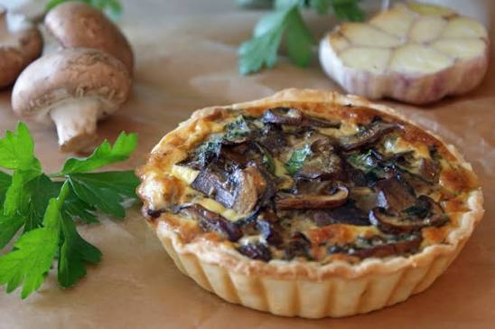 Prepare deliciosas Tarteletes de Champignon com massa amanteigada e recheio cremoso, perfeito para servir como entrada, aperitivo ou em ocasiões especiais. Uma receita elegante, sofisticada e fácil de fazer que impressiona pelo sabor e pela apresentação.