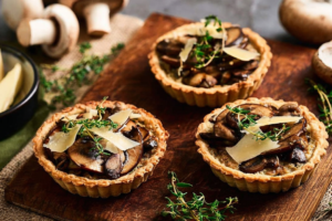 Prepare deliciosas Tarteletes de Champignon com massa amanteigada e recheio cremoso, perfeito para servir como entrada, aperitivo ou em ocasiões especiais. Uma receita elegante, sofisticada e fácil de fazer que impressiona pelo sabor e pela apresentação.